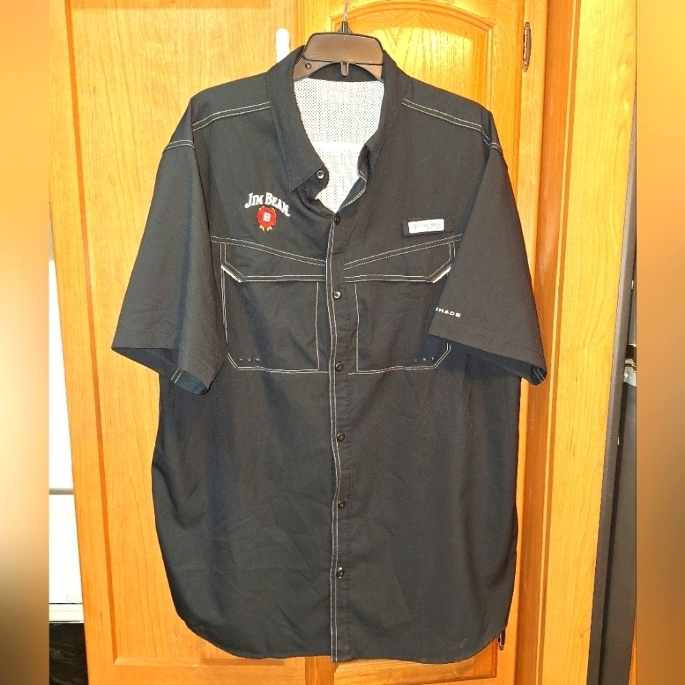 A Columbia PFG Jim Beam men's short sleeve button-down. 26.5 PTP, 31 neck to hem